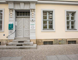 Am Klinikum Ernst von Bergmann / Französische Kirche · Charlottenstr. 59